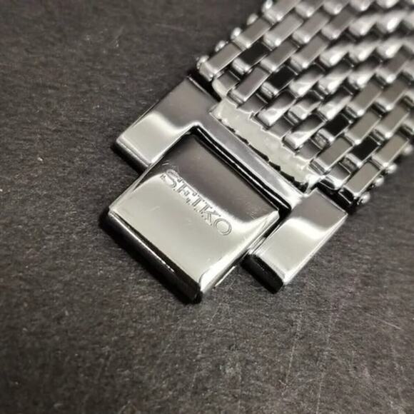 Vintage Style Seiko Quartz Mens Silver Watch & Blue accents W/ Metal Strap - Picture 8 of 8